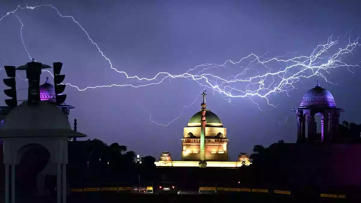 दिल्ली-NCR में आज शाम से फिर तेज तूफानी हवाएं और गरज-चमक के साथ बारिश का अलर्ट है. 50-70 किमी/घंटा तक हवाएं चल सकती हैं. मौसम विभाग ने सतर्क रहने की सलाह दी है. दिल्ली-एनसीआर में गुरुवार शाम को
