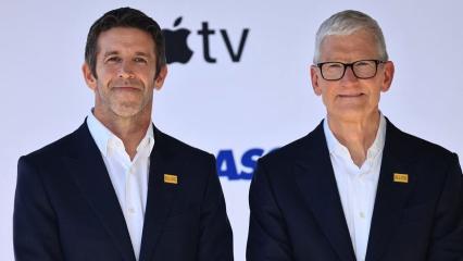 1 सितंबर से Apple कंपनी में एक बड़ा बदलाव होने जा रहा है. अब Tim Cook अपना CEO का पद छोड़ने जा रहे हैं और उनकी जगह ये पोस्ट जॉन टेर्नेस पोस्ट संभालेंगे. साथ ही ऐपल इस महीने iPhone 18 Pro और iPhone Fold Ultra को लॉन्च