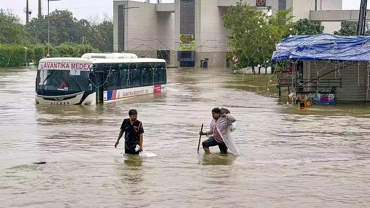 आखिर गुजरात में क्यों नहीं थम रही बारिश