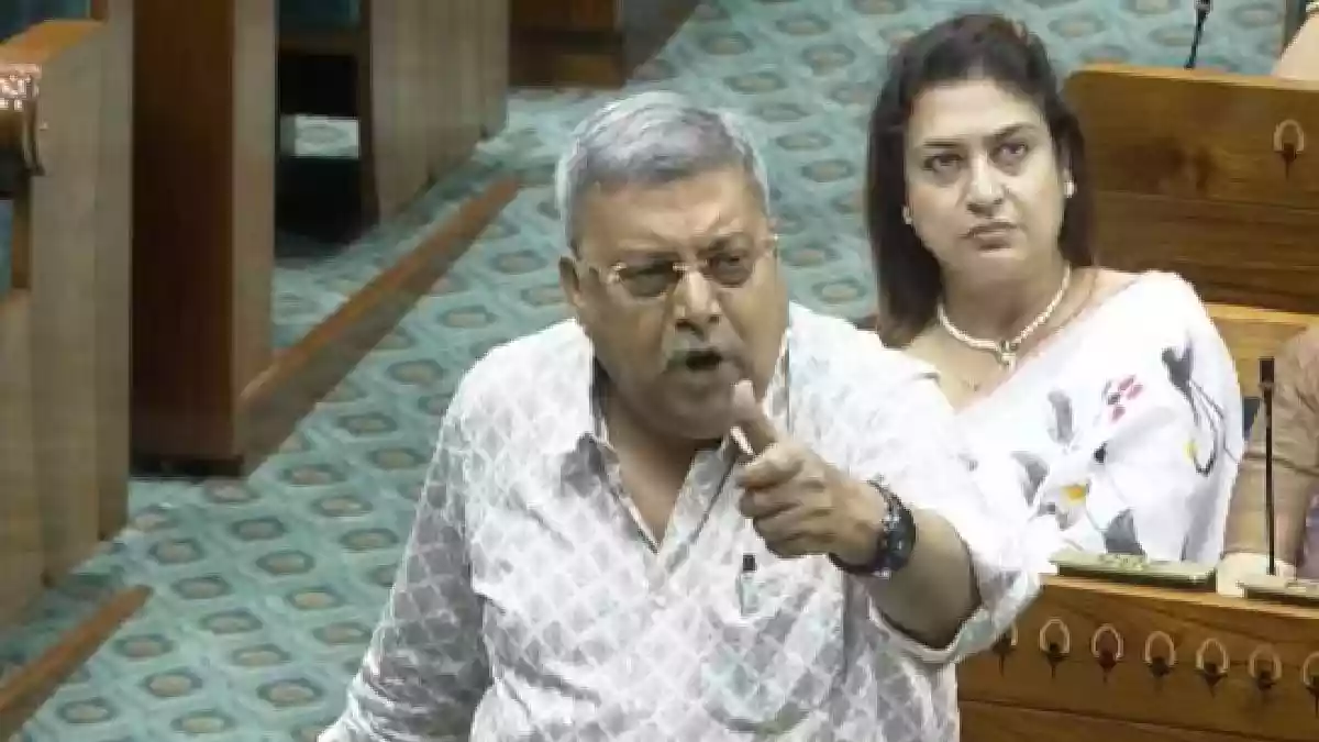 लोकसभा में महिला आरक्षण लागू करने के लिए सीटों के परिसीमन से जुड़े तीन संशोधित बिलों पर चर्चा जारी है. टीएमसी सांसद कल्याण बनर्जी ने 50% महिला आरक्षण की मांग करते हुए कहा कि इसके लिए