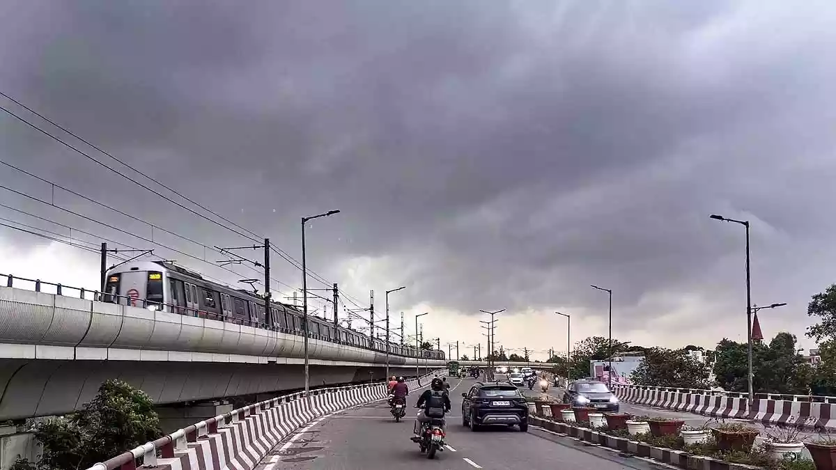 उत्तर भारत में अप्रैल 2026 में फरवरी जैसा मौसम हो रहा है. IMD के अनुसार मार्च-अप्रैल में दो महीनों में 8 वेस्टर्न डिस्टर्बेंस एक्टिव हुए. अरब सागर की नम हवाएं इन सिस्टम को बहुत मजबूत बना रही