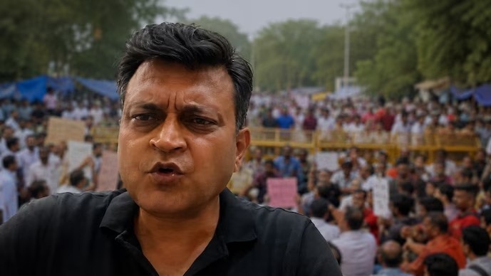 जातिगत आरक्षण में बदलाव की मांग को लेकर चल रहे आंदोलन के बीच बीजेपी प्रवक्ता अजय आलोक के बयान ने नई बहस छेड़ दी है. उन्होंने EWS आरक्षण और OBC से जुड़े मोदी सरकार के फैसलों का जिक्र करते हुए