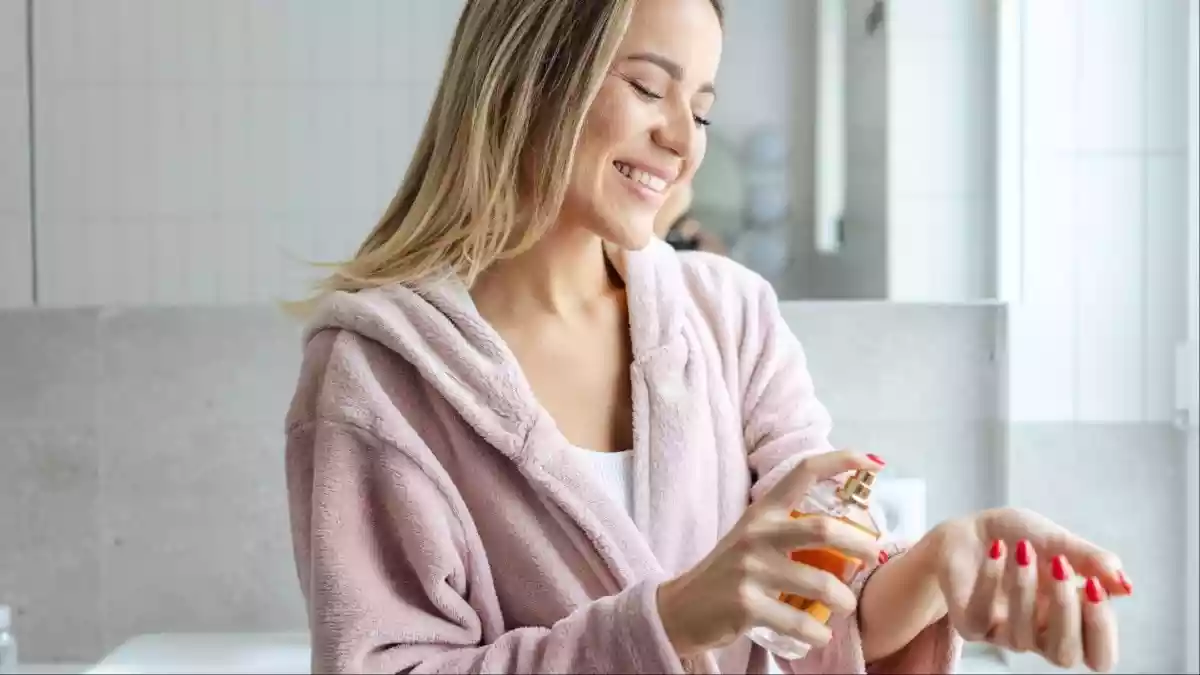 Homemade Perfume: क्या आप जानते हैं कि थोड़ी सी मेहनत कर आप घर पर ही अपने लिए खास और ऑर्गेनिक परफ्यूम बना सकते हैं? इससे न सिर्फ आपका पैसा बचेगा, बल्कि आपकी स्किन भी सेफ रहेगी. आज इस खबर में हम आपको