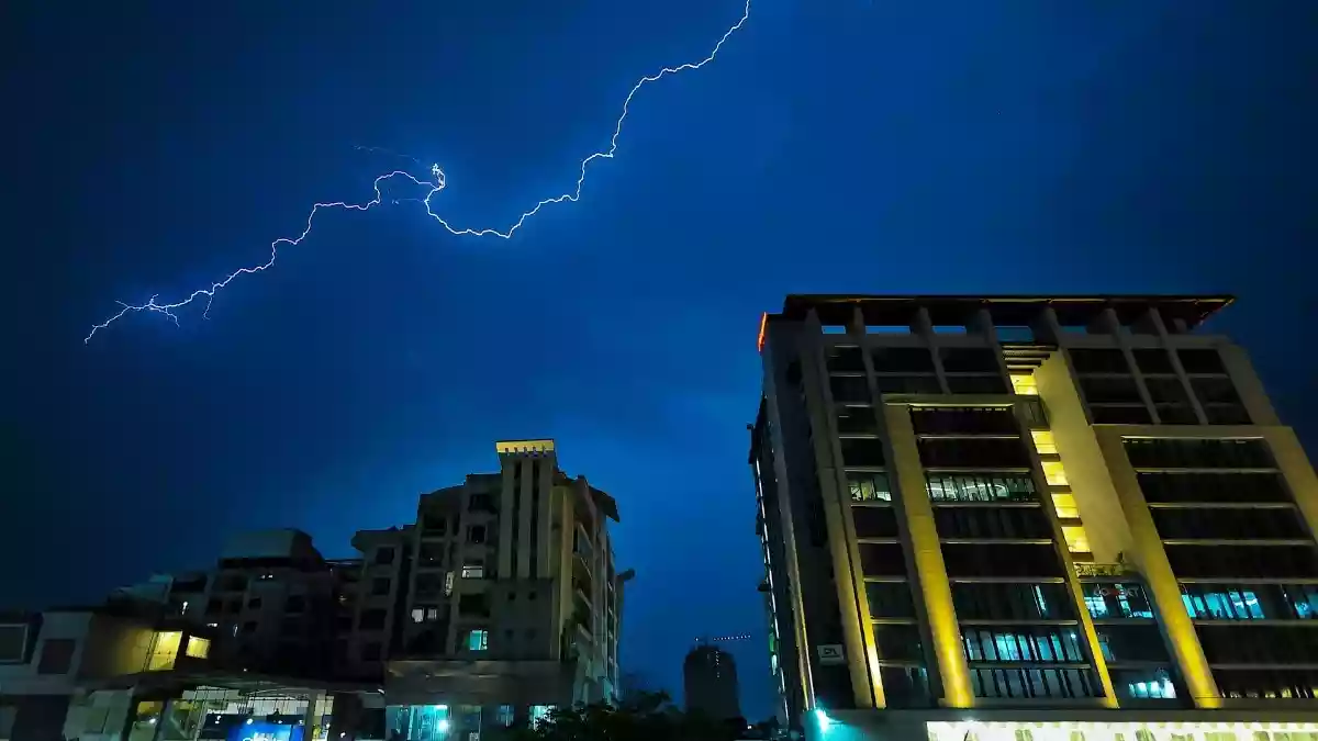 बदल गया मौसम.... आज रात दिल्ली-NCR समेत इन राज्यों में बरसेंगे बादल