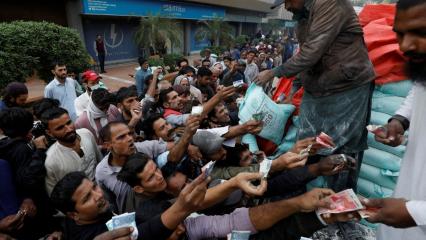 Pakistan Crisis: पाकिस्तान में खाने-पीने की चीजें लोगों की पहुंच से दूर होती जा रही हैं. देश में हालात यहां तक बदतर हो चुके हैं कि एक चौथाई परिवार भूख से जूझ रहे हैं. पाकिस्तान का हाल बेहाल है, लंबे