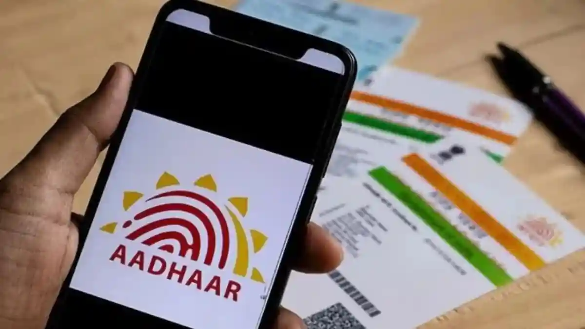 बदलने जा रहा आधार कार्ड