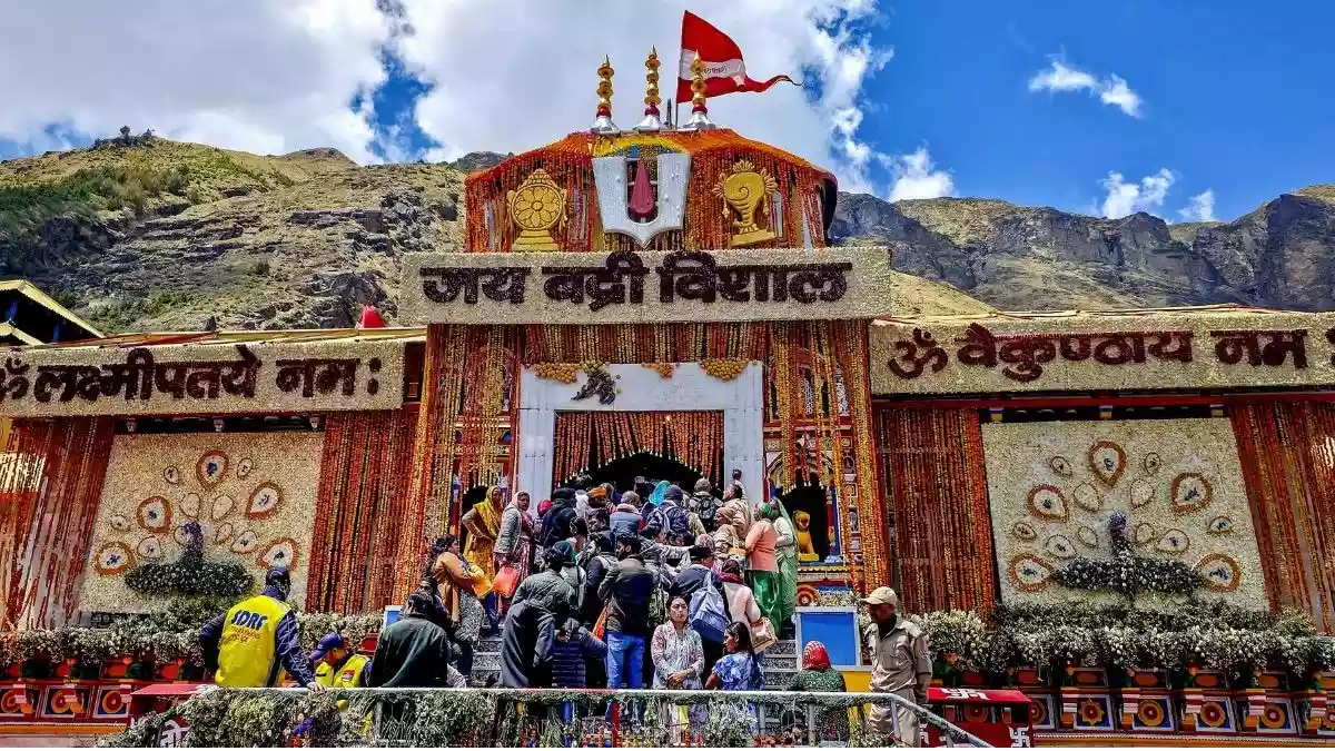 राजेंद्र सिंह चौहान 30 जून को ही अपने पद से रिटायर हुए थे. रिटायरमेंट के कुछ ही दिनों बाद एसआईटी ने उन्हें बदरीनाथ मंदिर में चढ़ावे और दान से जुड़ी कथित अनियमितताओं और चोरी की जांच के