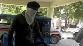 लुधियाना के एक प्राइवेट स्कूल में 16 साल की छात्रा से कथित छेड़छाड़ का मामला सामने आया है. शिकायत के मुताबिक, छात्रा किताब लेने स्कूल के ऑफिस गई थी, तभी प्यून प्रिंस ने उसे पीछे से पकड़कर