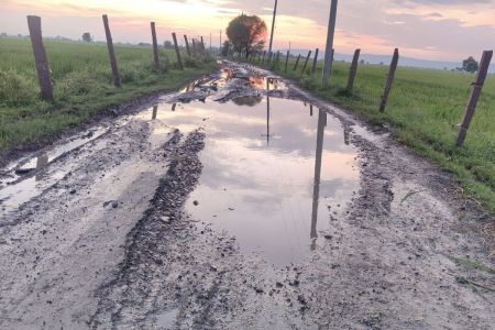 बरसात का पानी भरने से नजर नहीं आ रहे सड़क के गड्ढे