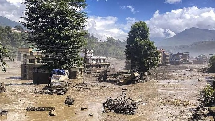 नेपाल में आई भयानक बाढ़ के बाद कई बीमारियों का खतरा बढ़ गया है. पानी और भोजन से फैलने वाली बीमारियां, सांस संबंधी रोग और स्किन इंफेक्शन प्रमुख हैं. लेप्टोस्पायरोसिस जैसी गंभीर बीमारी