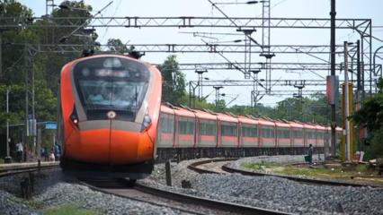 यात्रियों के सफर को आसान बनाने और ट्रेन की क्षमता को बढ़ाने के लिए भारतीय रेलवे बड़ी तैयारी कर रहा है. कुछ रूटों पर वह 4 लेन ट्रैक बिछाने जा रहा है. इससे ट्रेन के देरी होने की भी संभावना