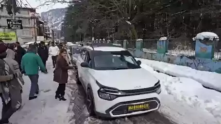 बर्फबारी देखने गए टूरिस्ट फंसे