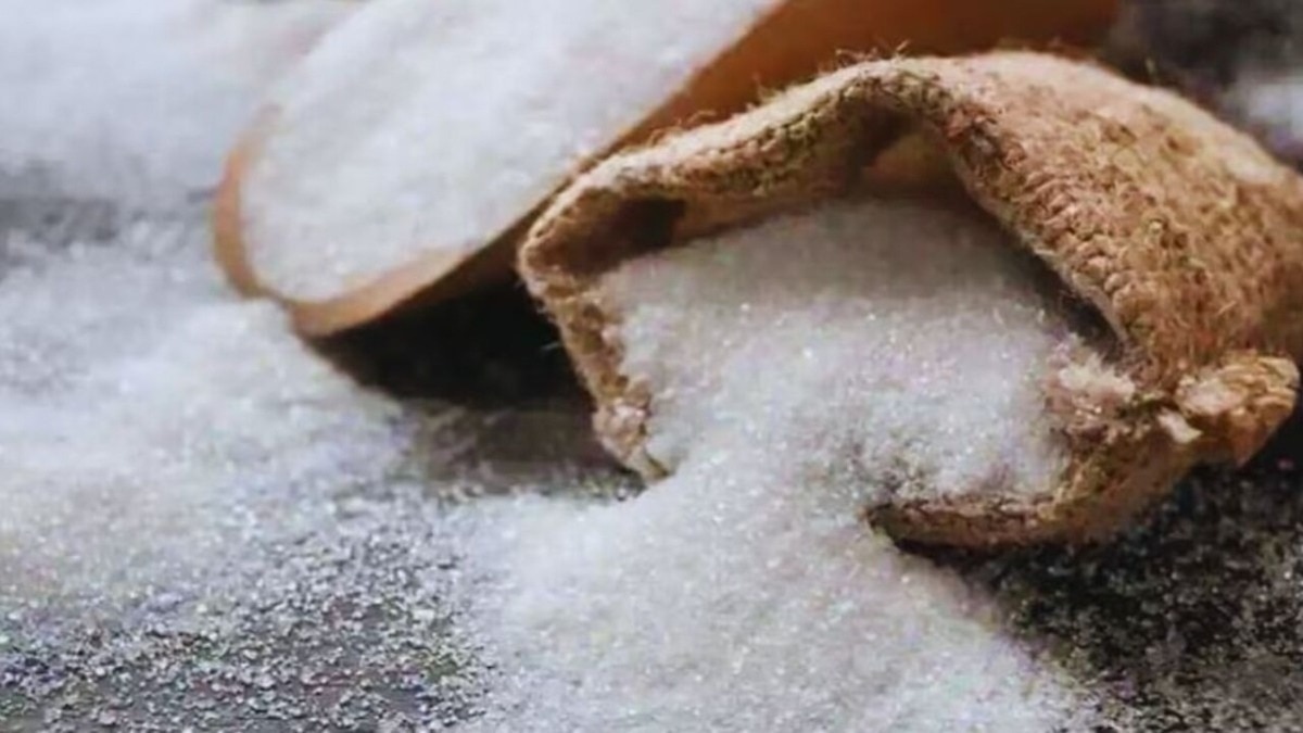 Modi Govt On Sugar Price Hike: चीनी की बेलगाम कीमतों को लेकर मचे राजनीतिक घमासान पर सरकार का बड़ा बयान आया है. मोदी सरकार में मंत्री प्रह्लाद जोशी ने Sugar Price Hike के पीछे के दो बड़े कारण बताए हैं. भारत में