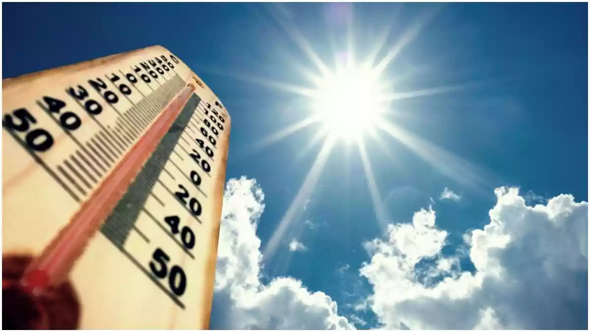 भारत के बड़े हिस्से में प्रचंड गर्मी पड़ने वाली है. मौसम विभाग ने अगले दो दिनों में कई राज्यों में भीषण लू की चेतावनी जारी की है. अप्रैल में ही तापमान 45°C तक पहुंचने की संभावना है.