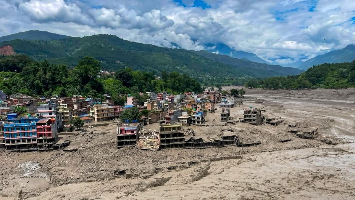 बीजिंग में एक प्रेस कॉन्फ्रेंस में चीन के विदेश मंत्रालय के प्रवक्ता लिन जियान ने कहा कि लापता चीनी नागरिकों में पर्यटक, तीर्थयात्री और अन्य लोग शामिल हैं. चीन, नेपाल के साथ मिलकर खोज