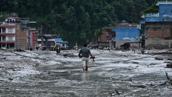 नेपाल में भोटेकोशी नदी का बहाव तेज होने के बाद रसुवा, नुवाकोट समेत धादिंग के निचले इलाकों में अलर्ट जारी किया गया है. राहत की बात है कि अभी किसी बड़ी बाढ़ का खतरा नहीं है. वहीं एक सुरंग