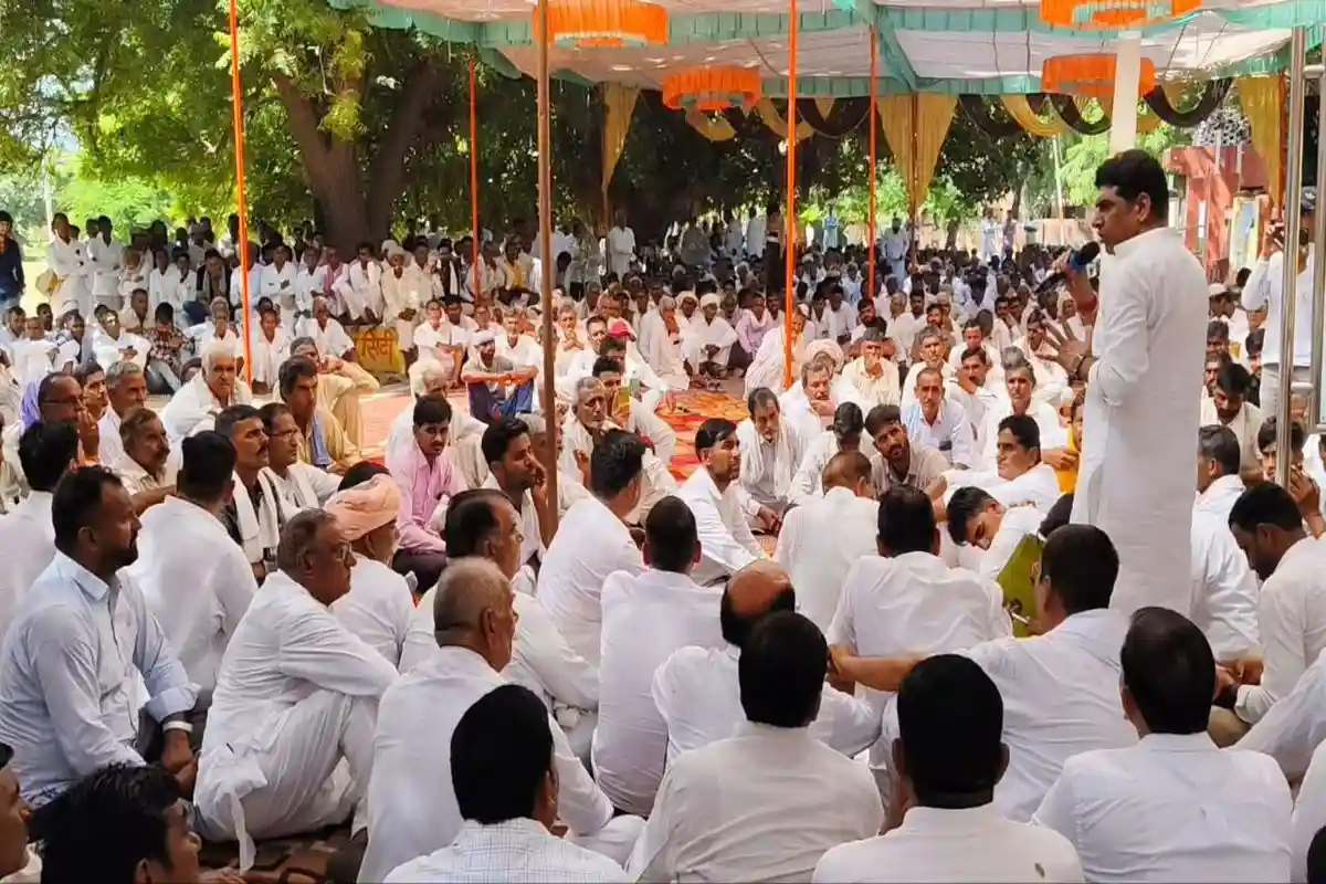 बीमा क्लेम की मांग पर किसान सडक़ पर