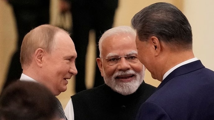 प्रधानमंत्री नरेंद्र मोदी, शी जिनपिंग और व्लादिमीर पुतिन समेत कई बड़े नेता किर्गिस्तान की राजधानी बिश्केक में SCO शिखर सम्मेलन में शामिल हो रहे हैं. बैठक में क्षेत्रीय सुरक्षा,
