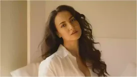 एली अवराम ने बॉलीवुड और साउथ सिनेमा में बढ़िया काम किया है. दोनों फिल्म इंडस्ट्री के वर्किंग कल्चर पर उन्होंने अपने विचार रखे. हाल ही में दिए एक इंटरव्यू में एली अवराम ने ये भी बताया कि