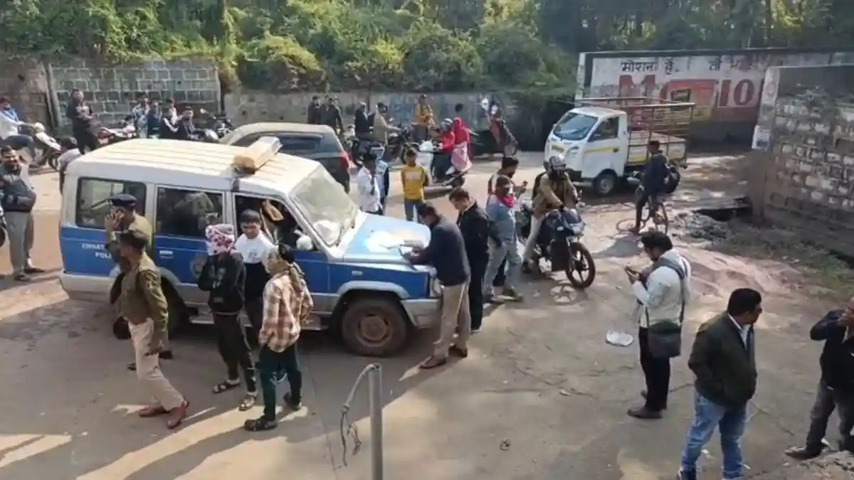 बोरी से निकला दिख रहा था इंसानी हाथ