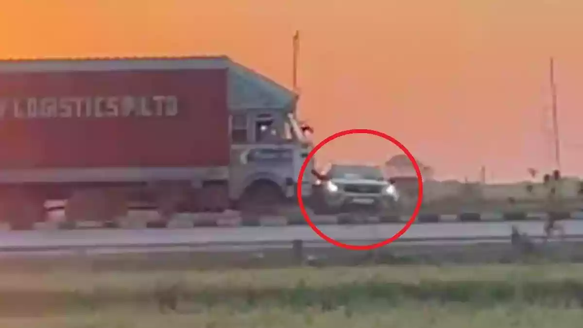 Gwalior Dabra Highway Truck drags Nexon car: ग्वालियर-झांसी हाईवे पर एक तेज रफ्तार ट्रक ने नेक्सॉन कार को जोरदार टक्कर मारी और कार के फंसने के बाद भी उसे करीब डेढ़ किलोमीटर तक घसीटता रहा. इस खौफनाक मंजर का वीडियो