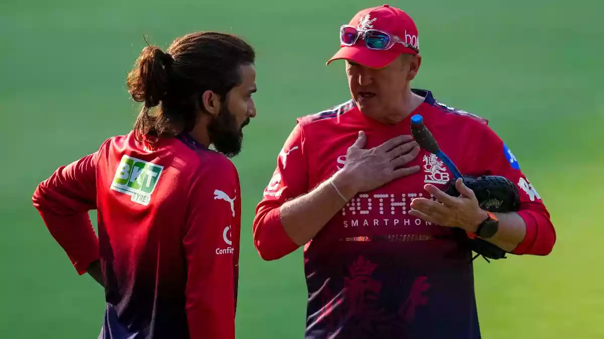 चौथे अंपायर से भिड़ गए RCB के कोच