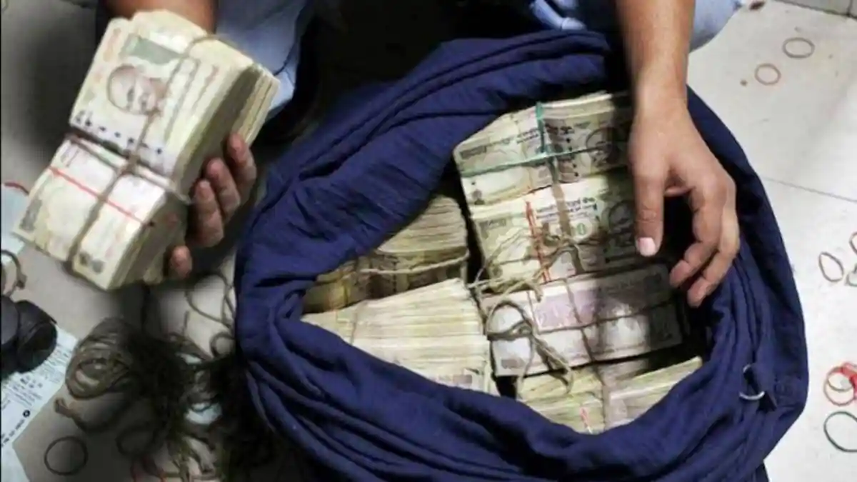 छापे में मिला 2016 में बैन हो गए 500 और 1000 के नोटों का भंडार