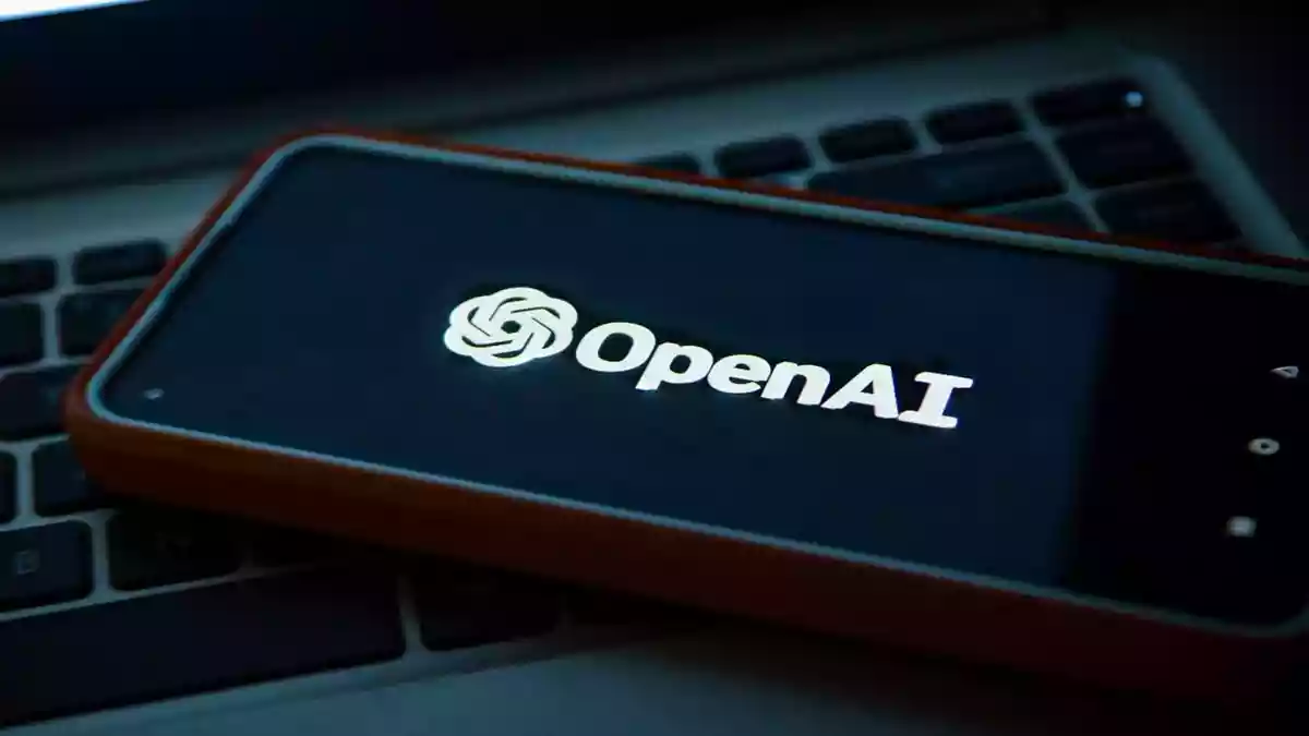ChatGPT मेकर OpenAI अपना पहला AI डिवाइस ला रहे हैं, जो घर में आसानी से इस्तेमाल किया जा सकेगा. ये एक बिना स्क्रीन वाला स्पीकर होगा, जिसके साथ रिचार्जेबल बैटरी होगी. इसमें जीपीटी लाइव का भी सपोर्ट