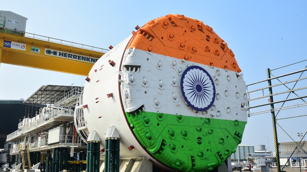 भारत हाई-वैल्यू इंफ्रास्ट्रक्चर उपकरणों की घरेलू मैन्युफैक्चरिंग बढ़ाने की तैयारी में है. सरकार करीब $1.2 बिलियन की इंसेंटिव स्कीम लाने की तैयारी कर रही है, जिसका मकसद चीन समेत विदेशी