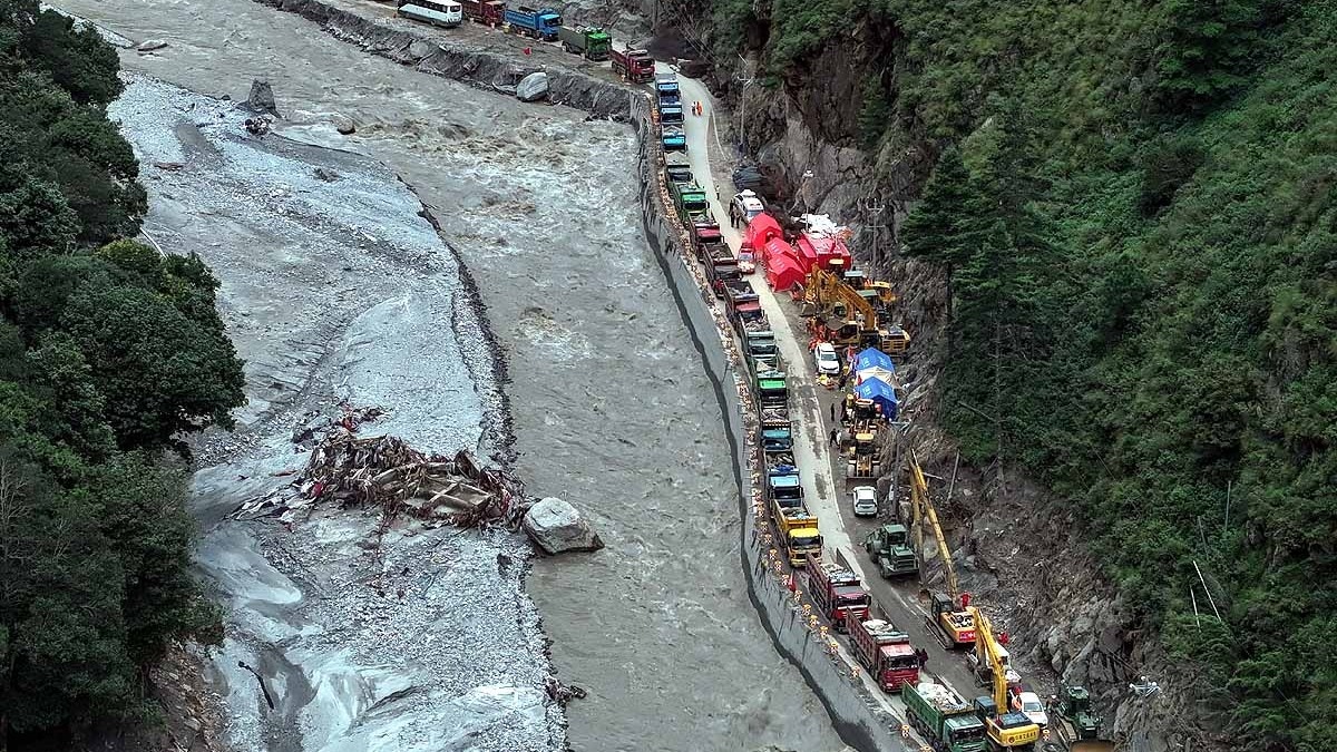चीन ने नेपाल सीमा के ग्यिरोंग क्रॉसिंग तक जाने वाला एकमात्र रास्ता फिर खोल दिया है. बाढ़ से क्षतिग्रस्त जी-216 हाईवे ठीक होने से भारी मशीनें आपदा क्षेत्र पहुंचीं. नेपाल में 1114 मौतें, चीन