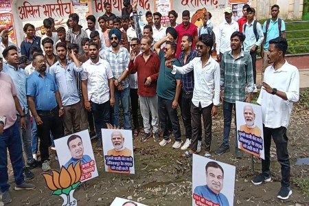 Congress protest for road: सडक़ों की बदहाली पर युवा कांग्रसियों ने गड्ढों में लगाई भाजपा नेताओं की