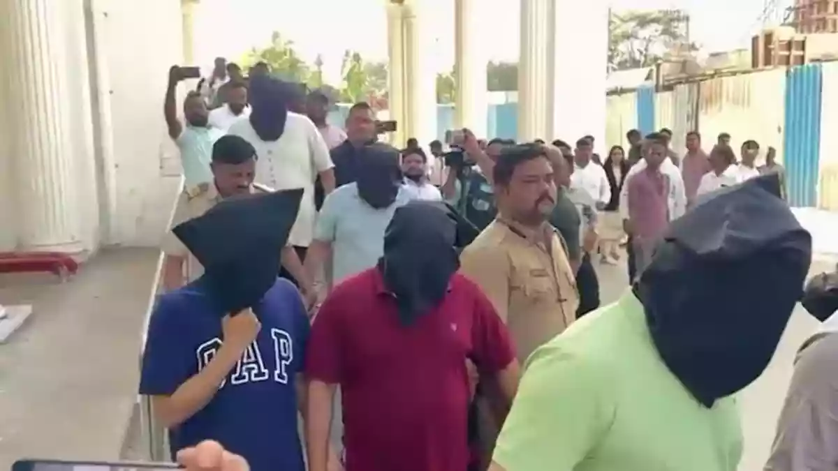 नासिक के टीसीएस बीपीओ कैंपस से जुड़े कथित यौन उत्पीड़न और धर्म परिवर्तन मामले ने सनसनी फैला दी है. जांच में संगठित गिरोह द्वारा महिला कर्मचारियों को निशाना बनाने के आरोप सामने आए हैं.