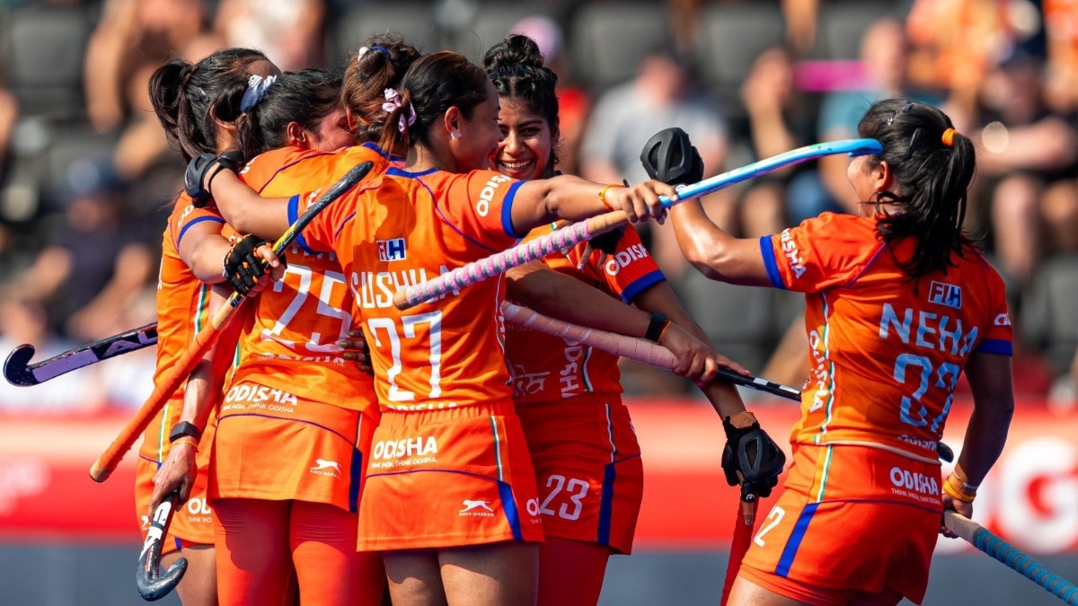 52 साल बाद भारतीय महिला हॉकी टीम विश्व कप के शीर्ष पांच में पहुंची है. जर्मनी को 3-1 से हराकर पांचवां स्थान हासिल करने वाली भारत की इस टीम में 11 खिलाड़ी विश्व कप डेब्यूटेंट थीं. पूरे