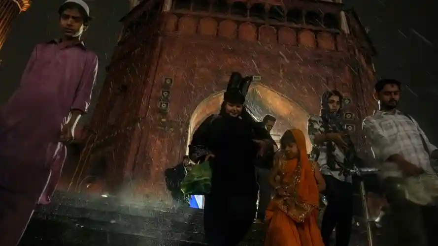 धूल भरी आंधी-बारिश और बिजली