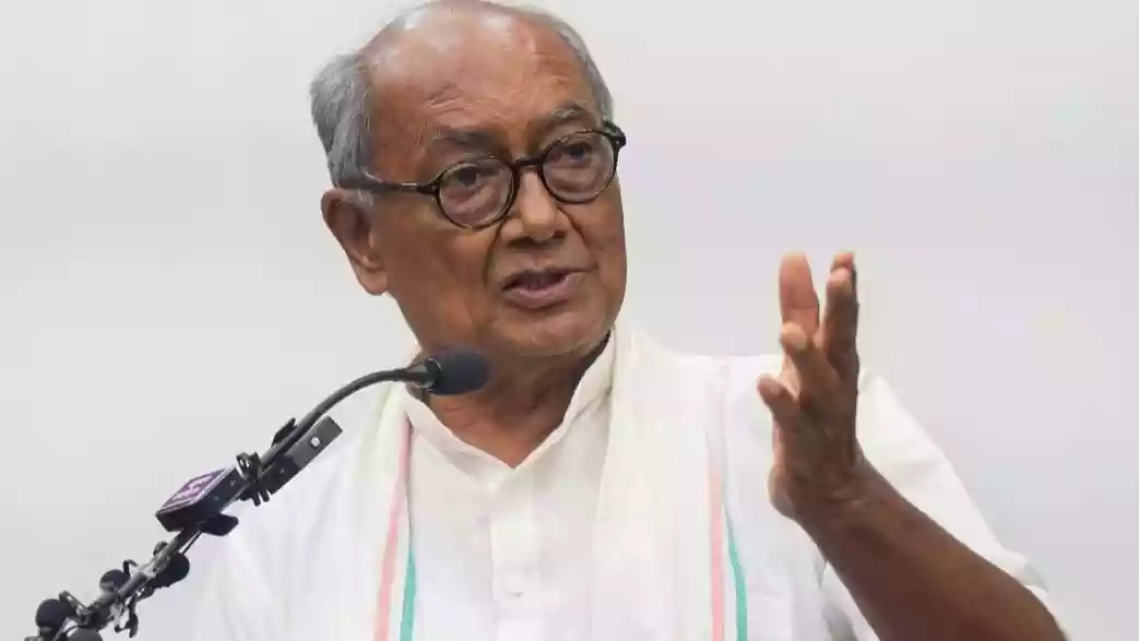 NEET विवाद के बीच शिक्षा मंत्रालय से जुड़ी संसदीय समिति की बैठक में कांग्रेस नेता दिग्विजय सिंह ने पीएम मोदी पर भरोसा जताया. उन्होंने कहा कि छात्रों के साथ अन्याय नहीं होगा और यह मुद्दा