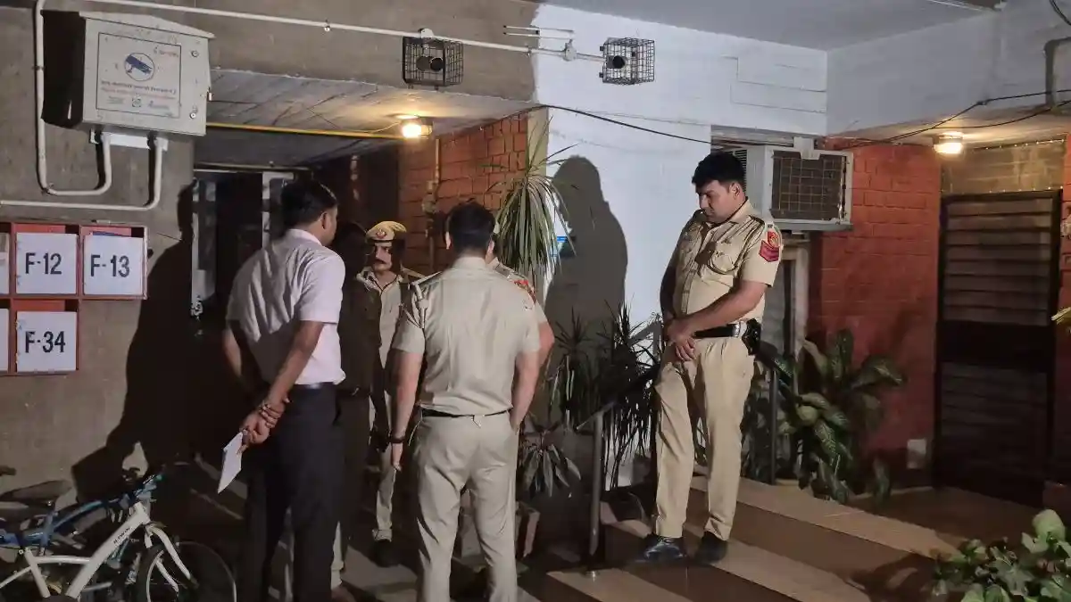 साउथ दिल्ली के चितरंजन पार्क स्थित तारा अपार्टमेंट में हुए डबल मर्डर केस में पुलिस ने आरोपी असद को गिरफ्तार कर लिया है. पैसों के विवाद में आरोपी ने पड़ोसी पिता-पुत्र पर धारदार हथियार