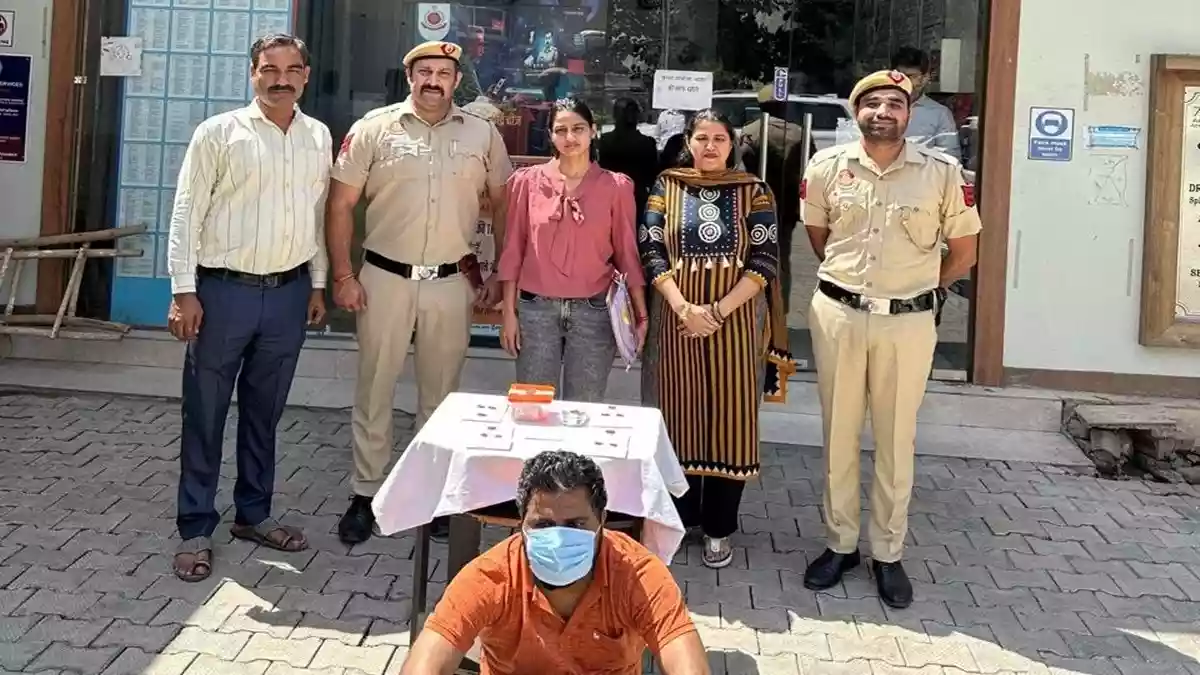 दिल्ली में एक शख्स को गिरफ्तार किया है, जो साइबर ठगी को अंजाम बड़े ही फिल्मी स्टाइल में दे रहा था. वह रणवीर सिंह की एक 15 साल पुरानी फिल्म के स्टाइल में महिलाओं को रोमांस स्कैम और हनी