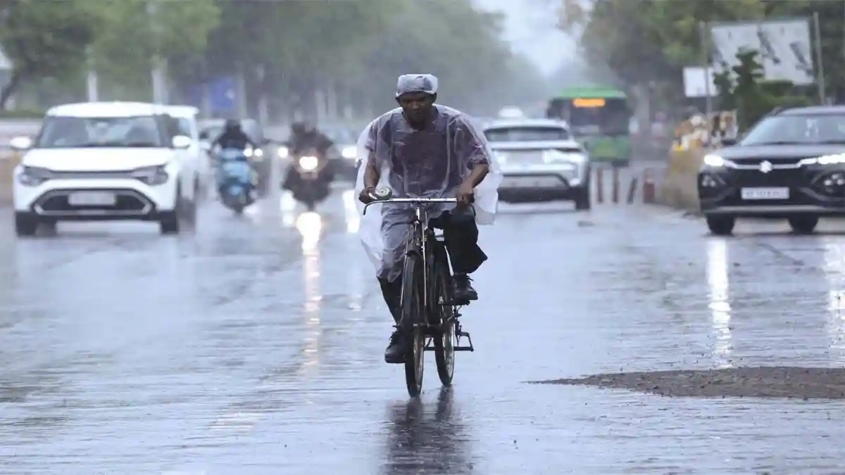 दिल्ली में रुक-रुककर बारिश