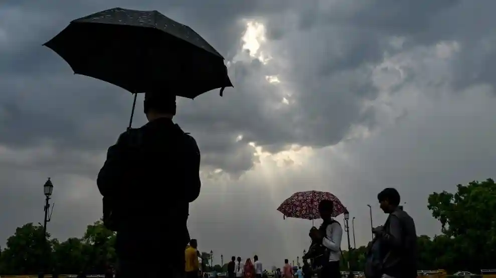 दिल्ली समेत इन राज्यों में बारिश से फिर बदला मौसम
