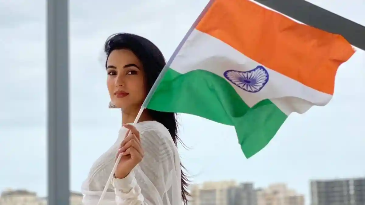 दुबई एयरपोर्ट पर फंसीं एक्ट्रेस सोनल चौहान