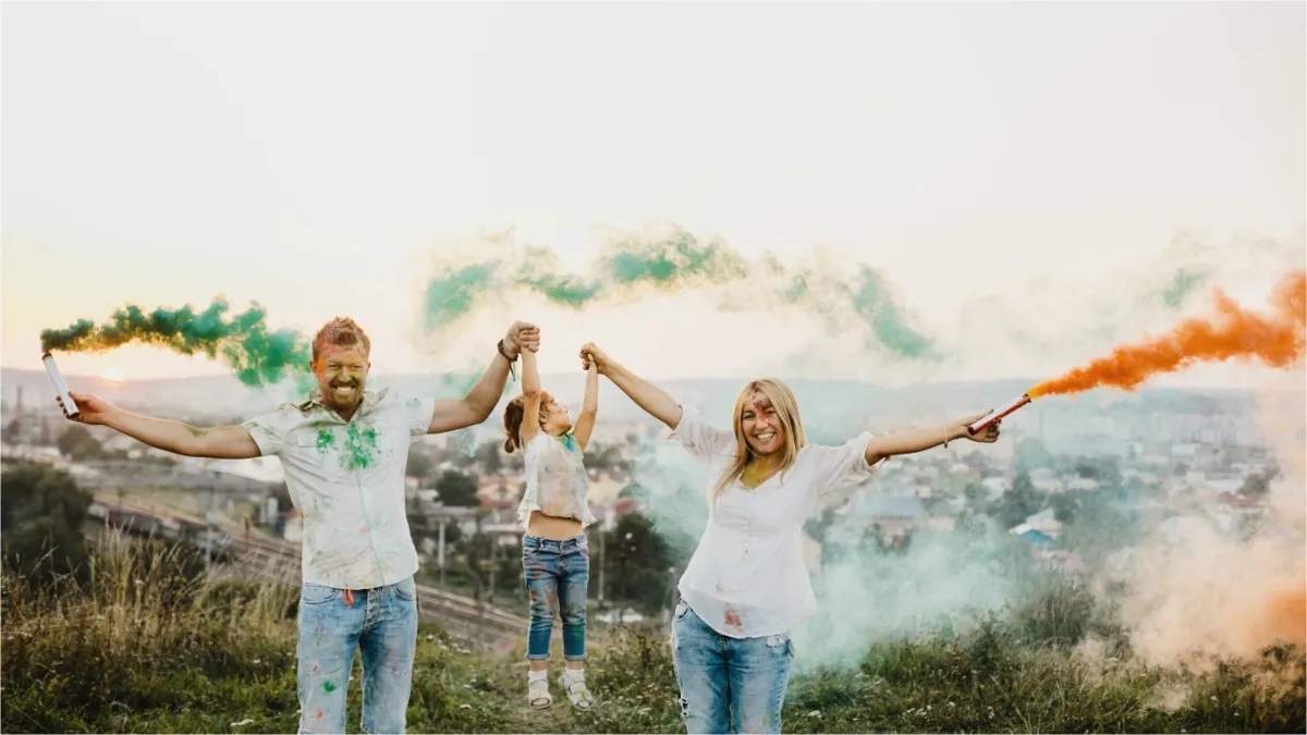 रंगों का त्योहार होली जब पहाड़ों की ठंडी हवा, ढोल-दमाऊं की थाप और लोकगीतों की गूंज के साथ मिलता है, तो उसका मज़ा कई गुना बढ़ जाता है। अगर आप इस बार कुछ अलग और यादगार अनुभव चाहते हैं, तो