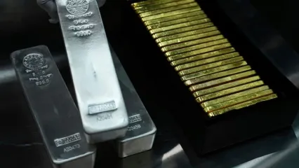 <strong>Silver and Gold Price: </strong>पश्चिम एशिया में संकट गहराने के बीच निवेशकों के सुरक्षित-संपत्ति की ओर रुख करने के कारण सोमवार को सोने-चांदी की कीमतों में जबरदस्त उछाल देखने को मिला। सोमवार को