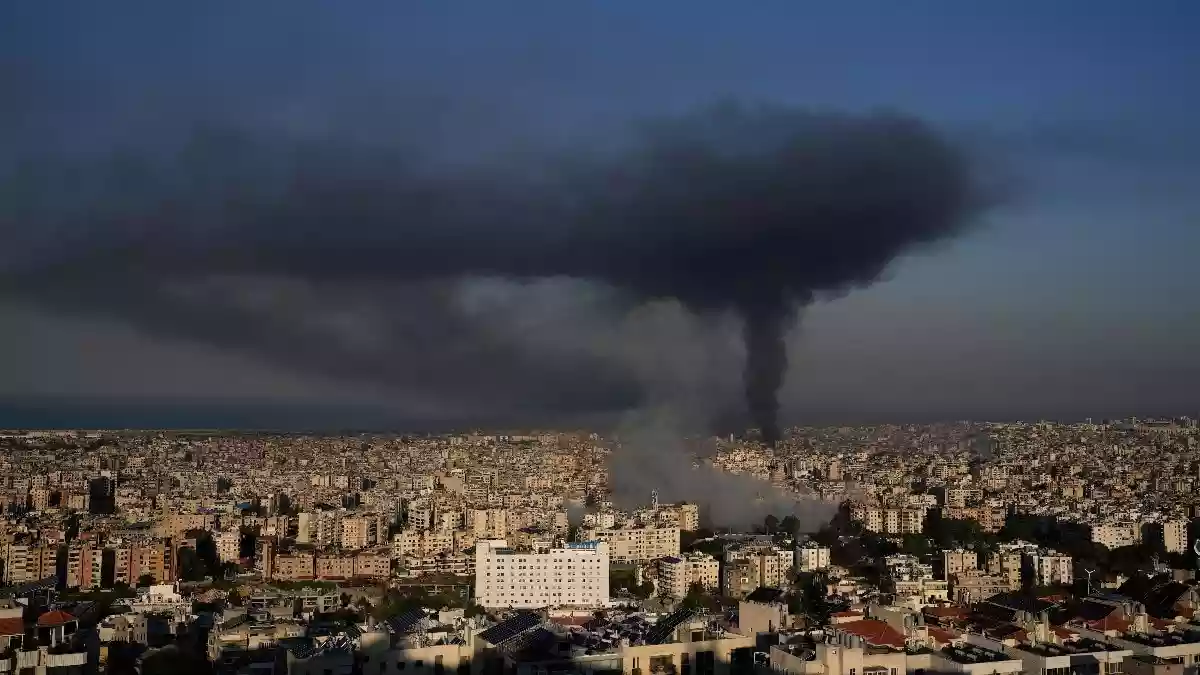 इजरायल-ईरान जंग में इज़रायल ने तेहरान और बेरूत पर एकसाथ हवाई हमले किए. आईडीएफ ने ईरानी ठिकानों और हिज्बुल्लाह कमांड सेंटर को निशाना बनाया. इजरायल-यूएस के हमले के बाद ईरान के साथ जंग