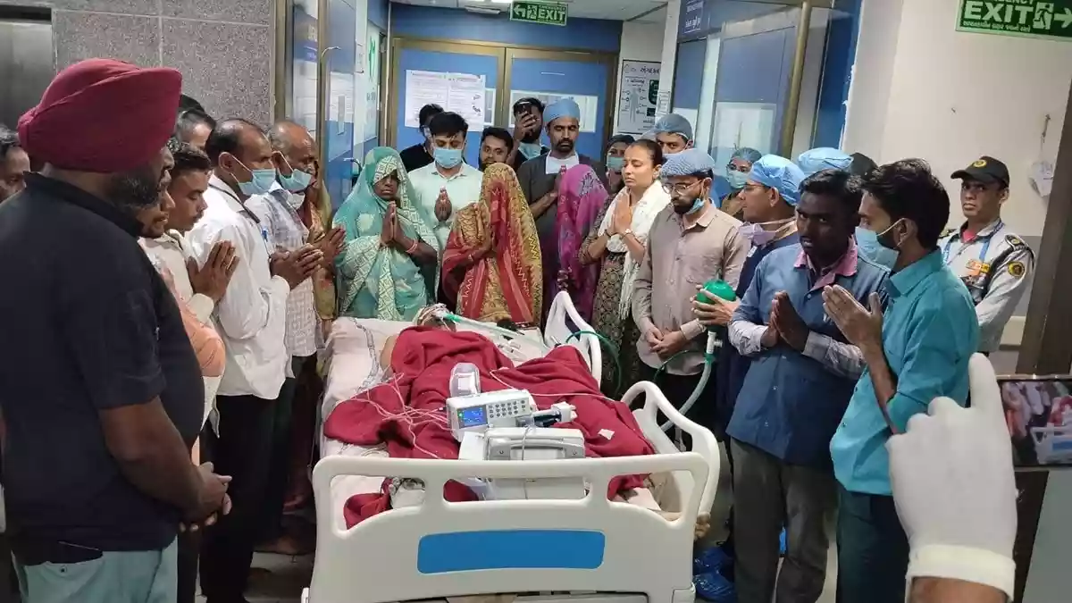 अहमदाबाद में ब्रेनडेड किसान मनुभाई परमार के परिजनों ने अंगदान कर मानवता की मिसाल पेश की. उनके हार्ट, लीवर, किडनी, आंखें और त्वचा समेत 7 अंगों से जरूरतमंद मरीजों को नया जीवन मिला. इस