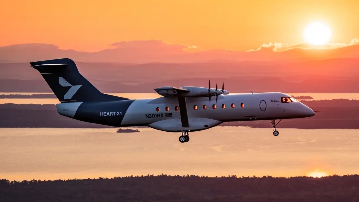 Aerospace X1: सैकड़ों किलोमीटर की उड़ान और खर्च सिर्फ 480 रुपये. अमेरिका के एक स्टार्टअप के इलेक्ट्रिक विमान X1 ने पहली टेस्ट फ्लाइट के साथ हवाई सफर का फ्यूचर दिखा दिया है. अब कंपनी 30 यात्रियों