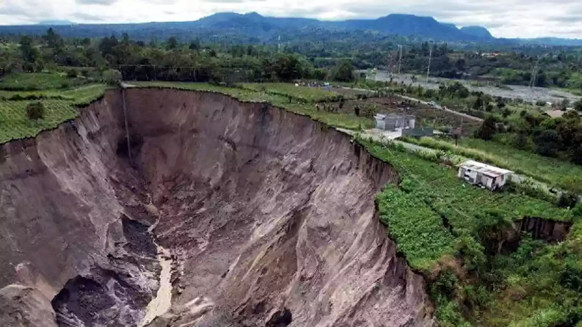 इंडोनेशिया के आचे प्रांत के पोंडोक बालिक गांव में विशाल सिंकहोल बन गया है. ये 3 हेक्टेयर तक फैल चुका है. 2025 की बाढ़ के बाद तेजी से हुआ इरोशन ज्वालामुखीय ढीली मिट्टी के कारण है. किसानों के
