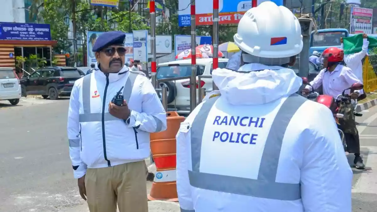 गर्मी में ट्रैफिक पुलिस को मिली ‘AC जैकेट’