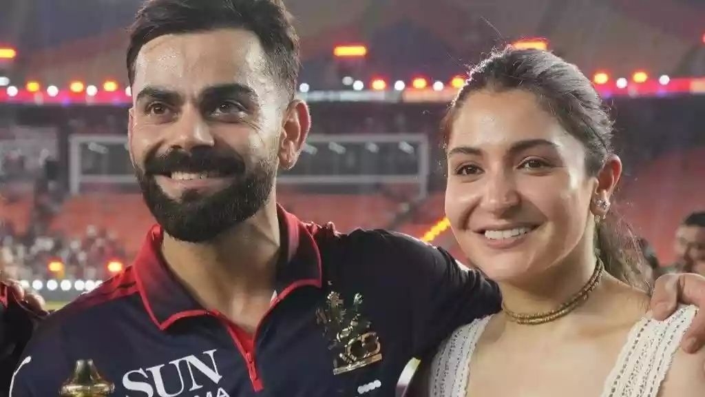 आईपीएल 2026 के फाइनल में रॉयल चैलेंजर्स बेंगलुरु ने गुजरात टाइटन्स को पांच विकेट से हराकर जीता. मैच खत्म होने के बाद ग्राउंड में पावर कपल विराट-अनुष्की की केमिस्ट्री छाई. आईपीएल 2026 का