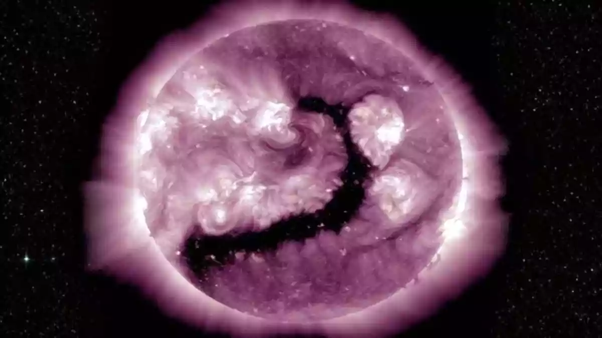 सूर्य ग्रहण से पहले सूरज पर 8 लाख किलोमीटर से ज्यादा चौड़ा विशाल कोरोनल गड्ढा हो गया है. इसका मुंह पृथ्वी की ओर है. 16 फरवरी को इससे G2 भू-चुंबकीय तूफान आया. सूर्य से निकलने वाली हवा 700