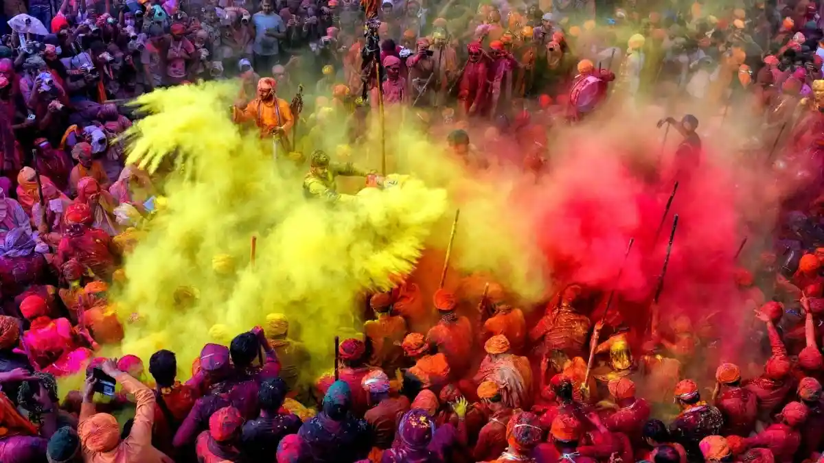 गुलाल का रंग, होली की बहार